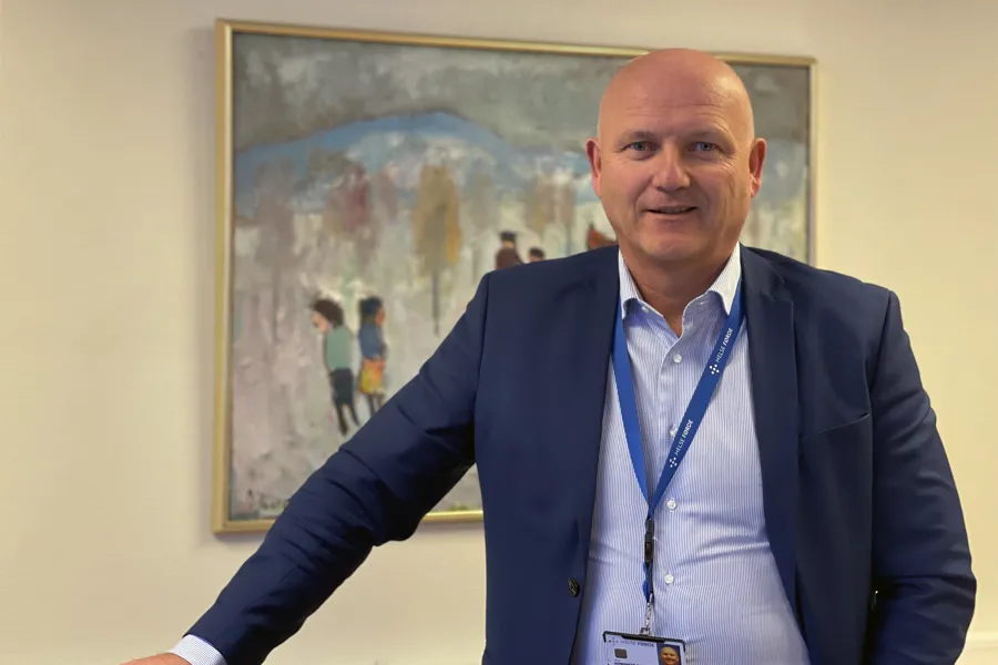En mann i blå dress