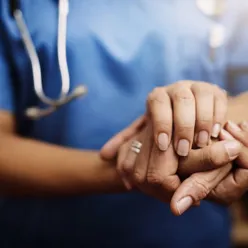 Et nærbilde av skjelvende hender