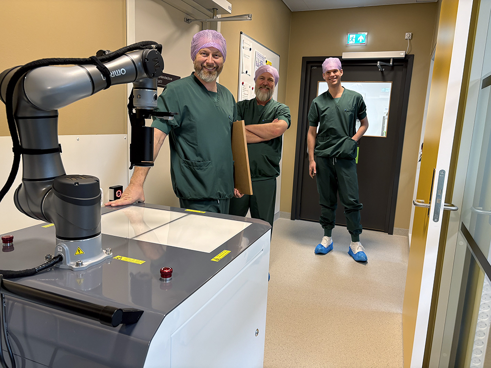 Ei gruppe menn i eit rom