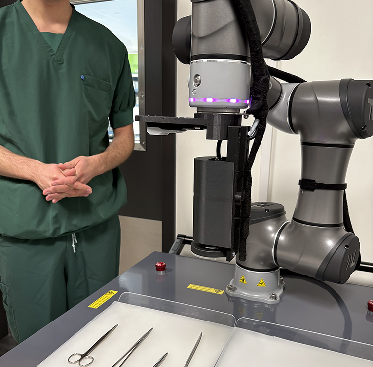 Ein mann som står ved siden av ein skanner