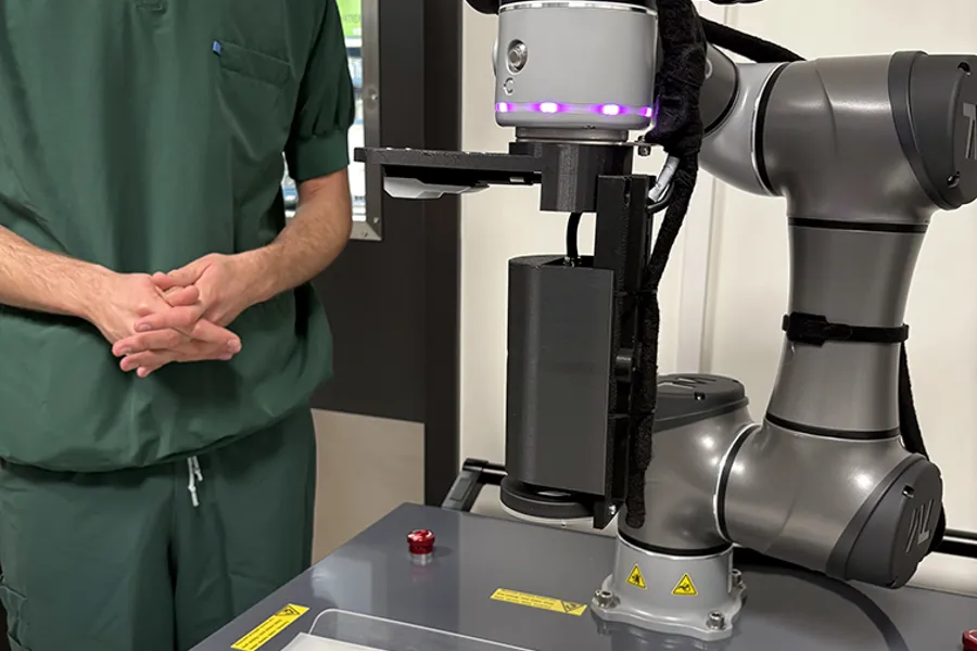 Ein mann som står ved siden av ein skanner