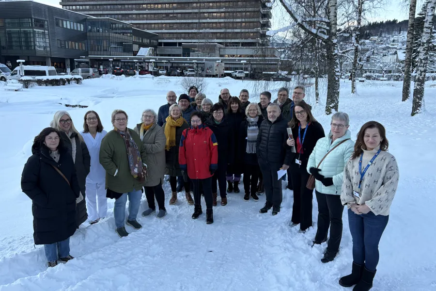 ei gruppe folk framfor eit sjukehus