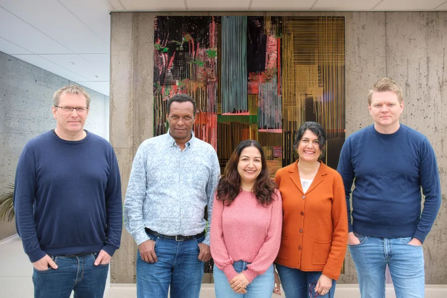 Fem medlemmer av Helseatlasteamet i Førde i ein gang i Dagabygget