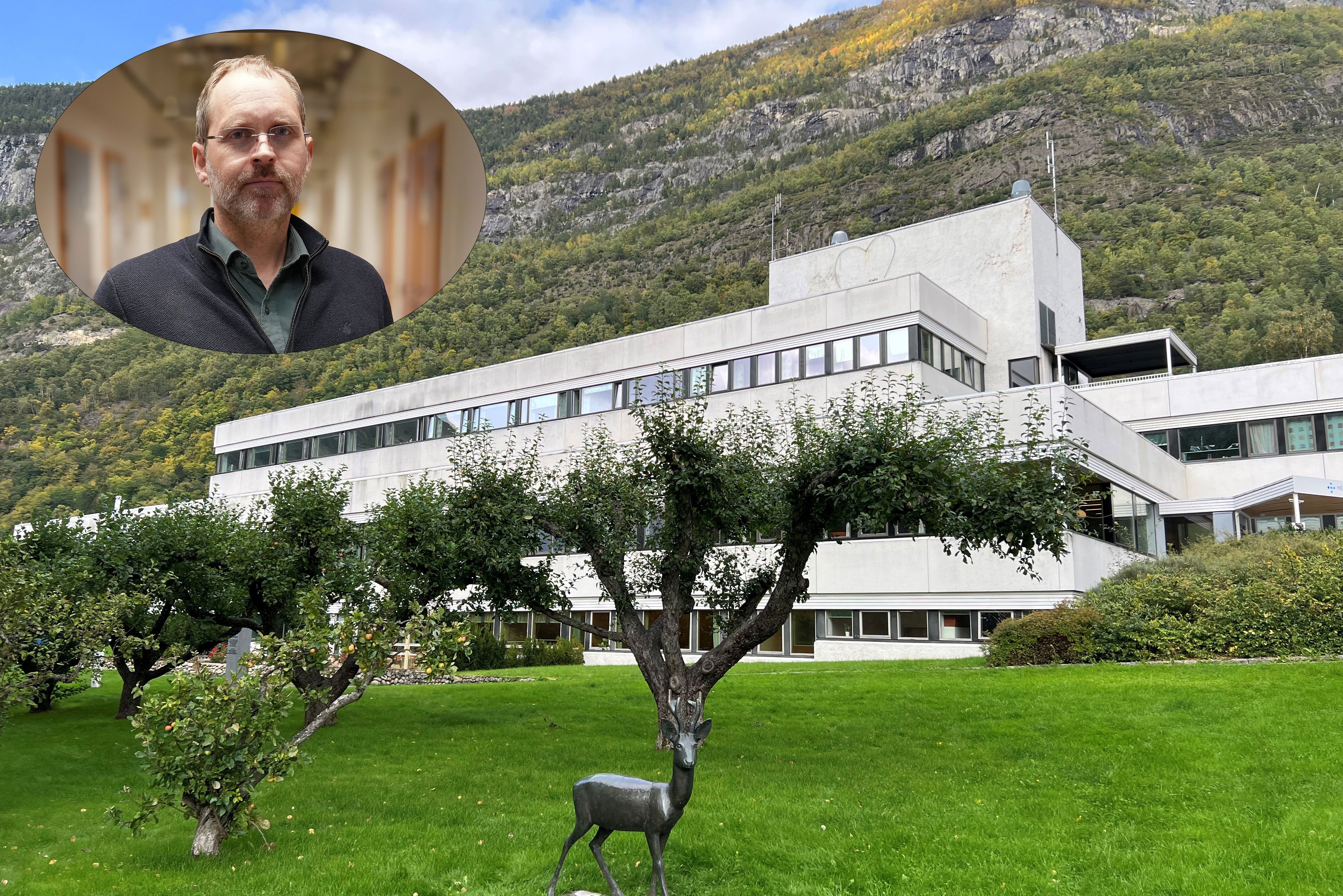 Fagdirektør Asle Kjørlaug innfeldt i bilde av Lærdal sjukehus