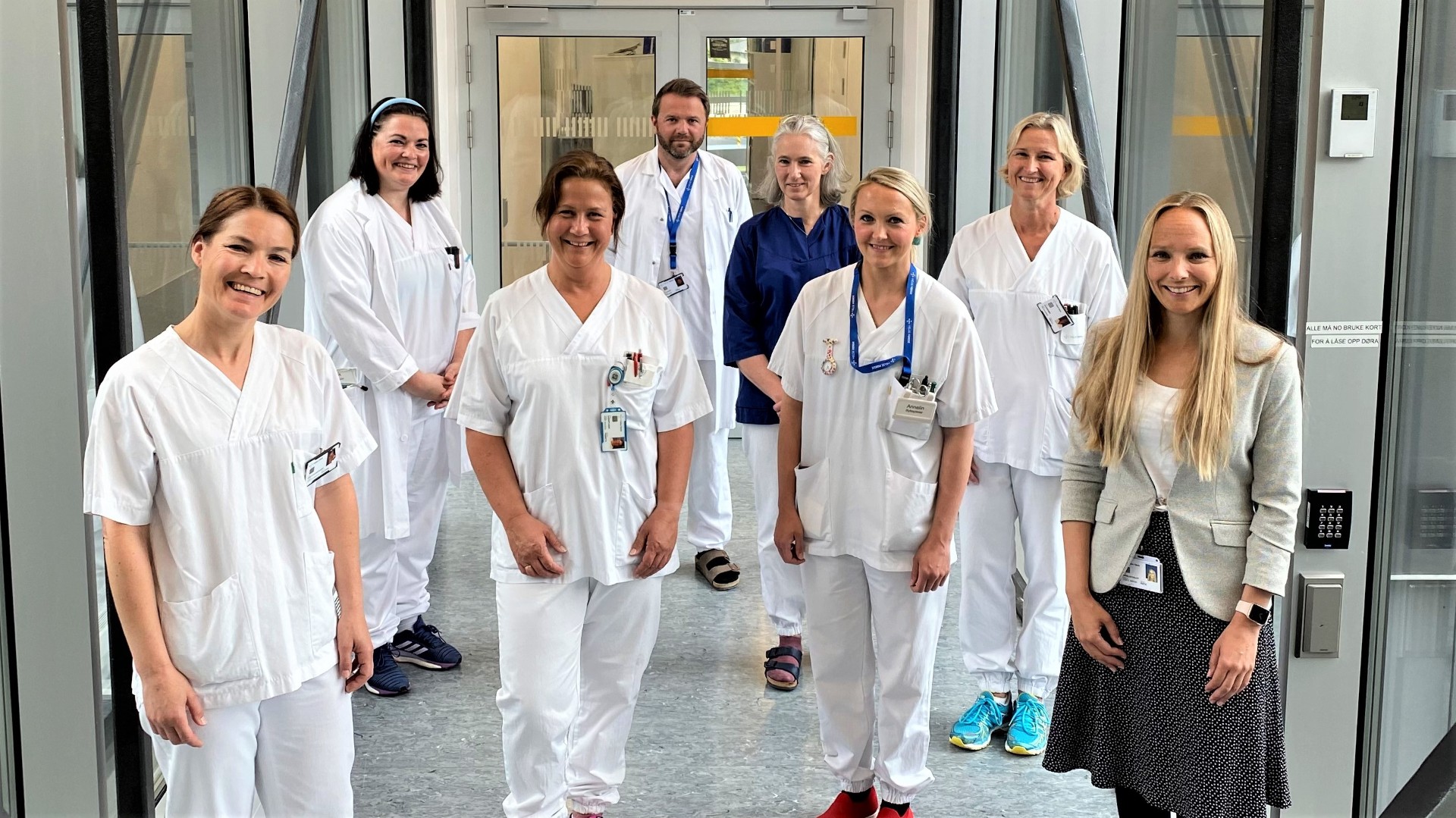 En gruppe mennesker i hvite laboratoriefrakker