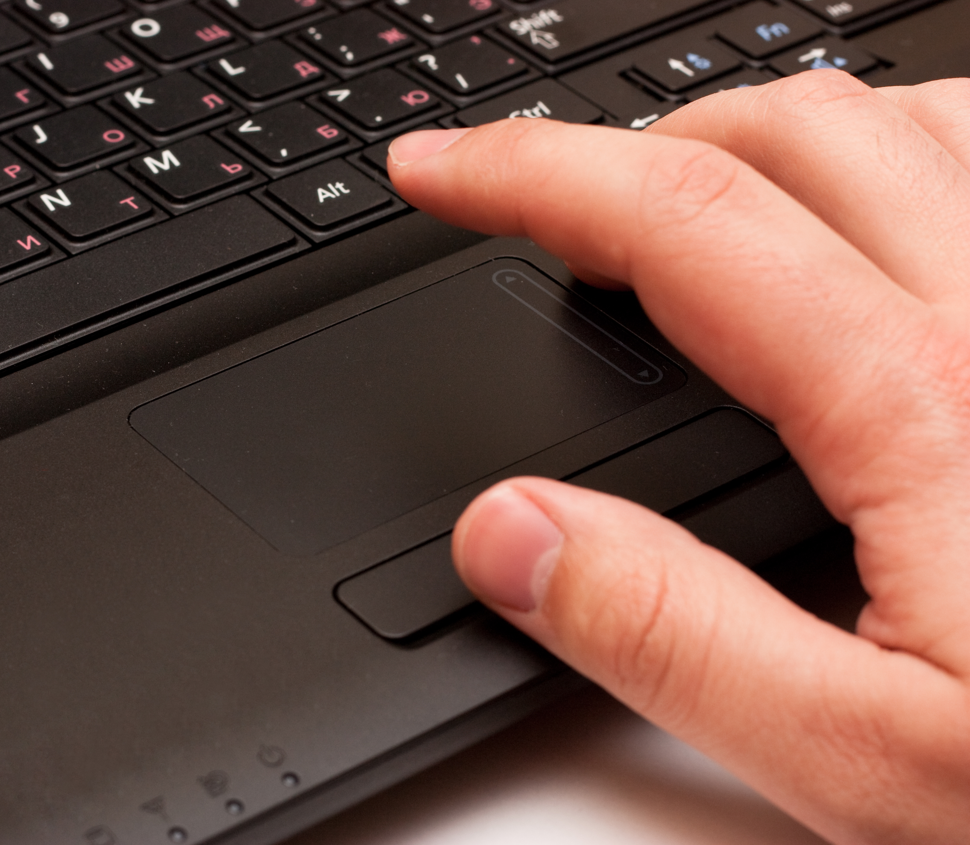 Ei hand som skriv på eit tastatur