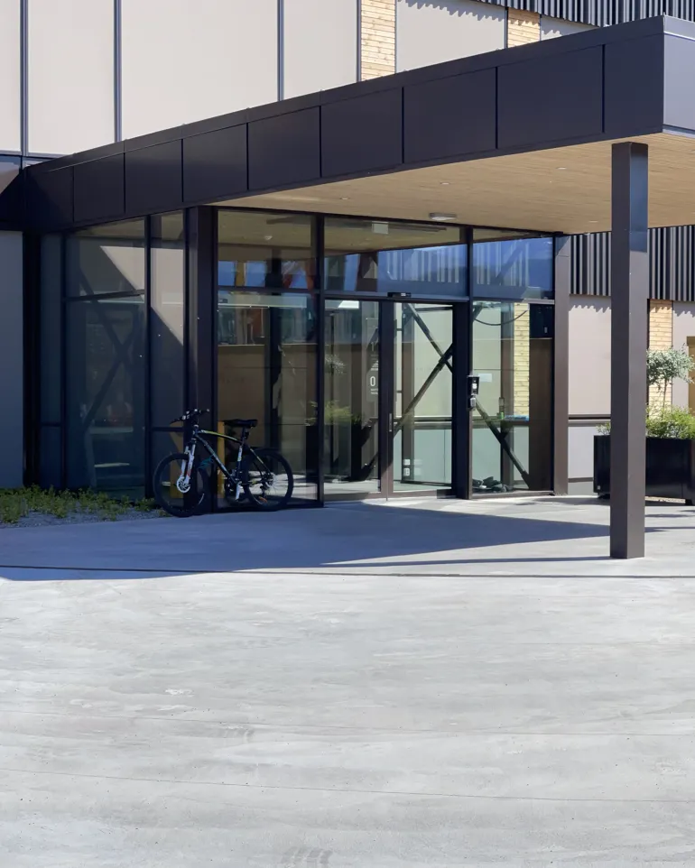 Inngangspartiet ved Dagabygget sett fra utsiden