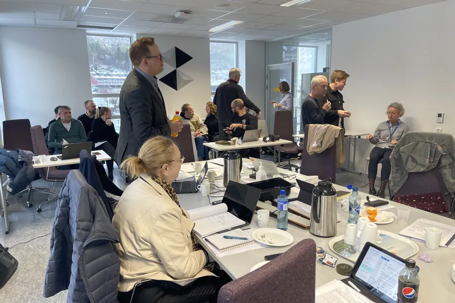 En gruppe personer i et møte