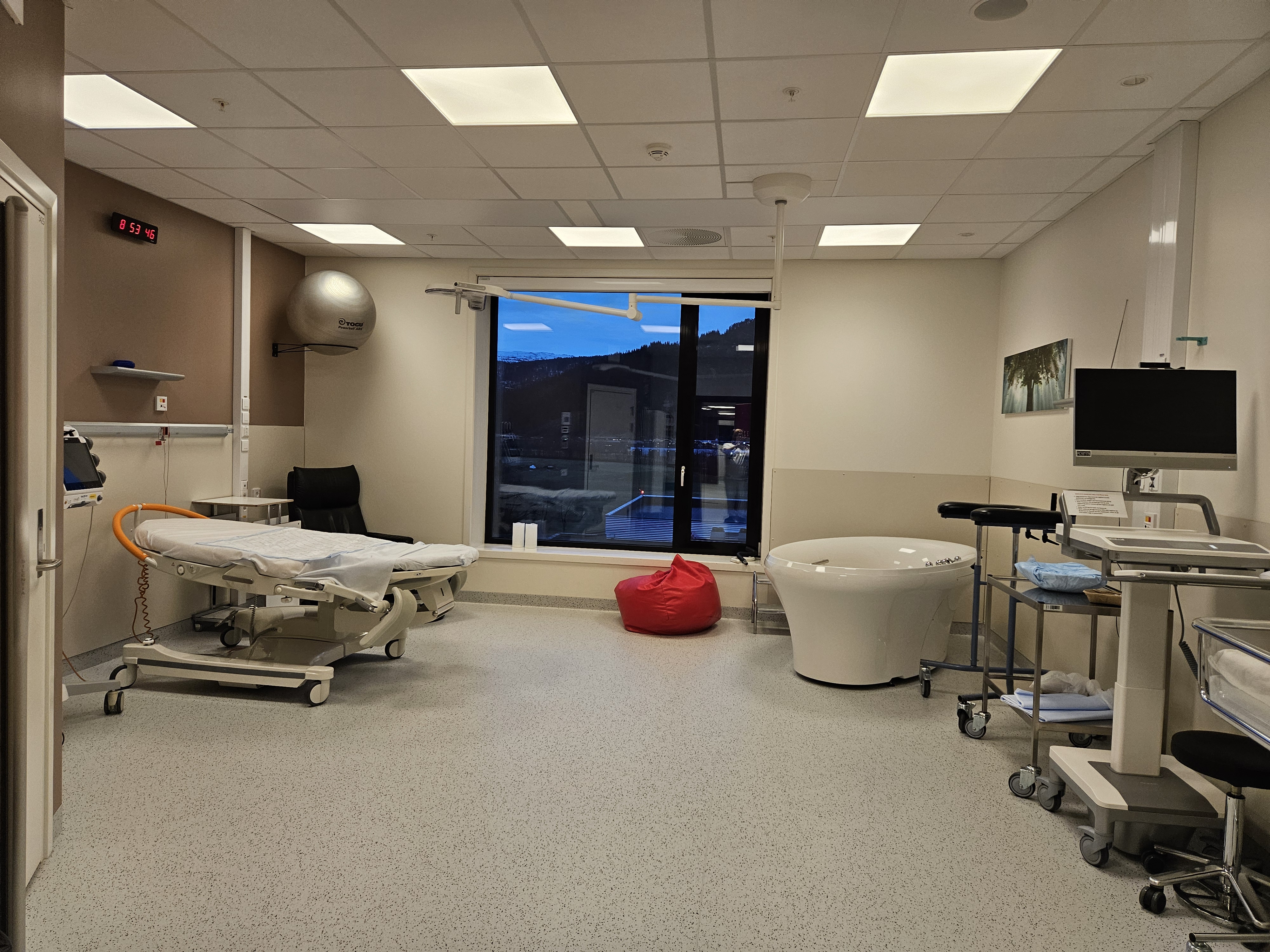 Bilde frå ei av fødestovene ved Førde sentralsykehus