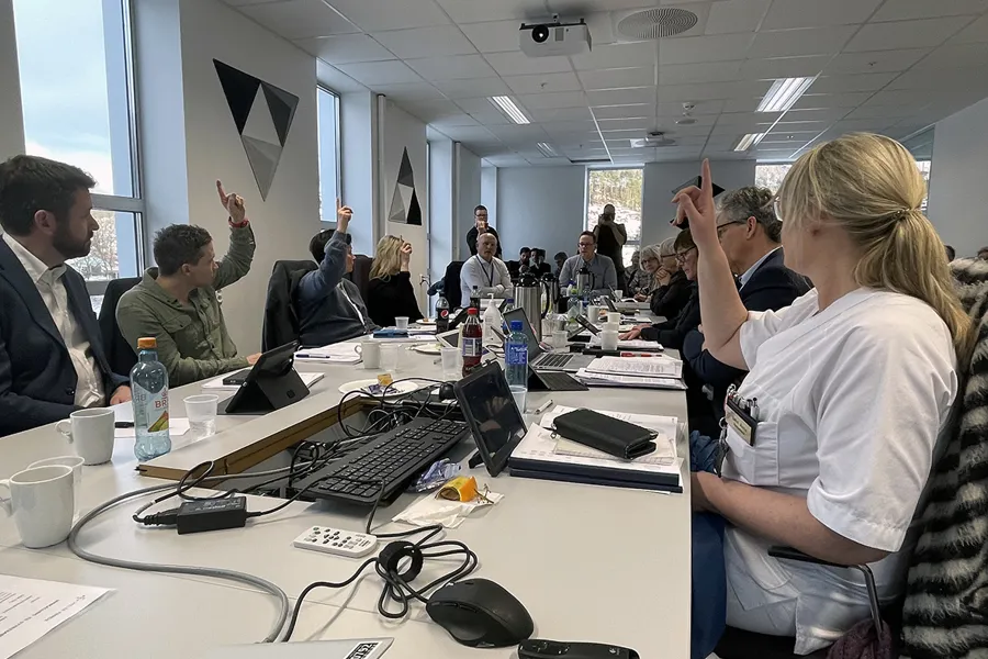 En gruppe personer i et møte