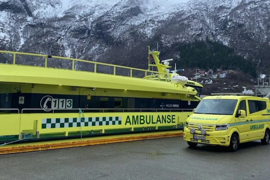 Ein ambulanse ved sidan av ein ambulansebåt