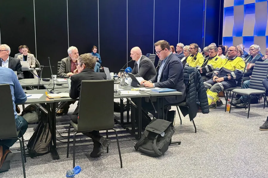 En gruppe mennesker som sitter rundt et bord