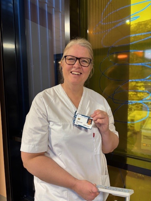 En person som holder en telefon