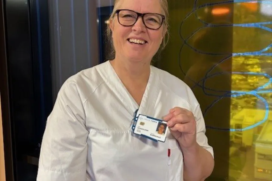 En person som holder en telefon