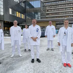 En gruppe mennesker i hvite kapper