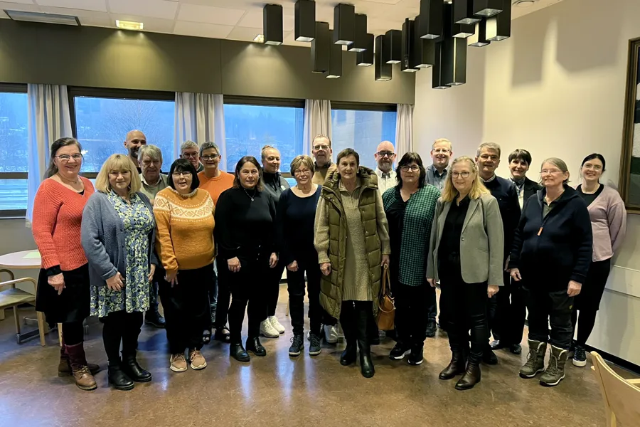 Ei gruppe menneske som poserer for eit bilde