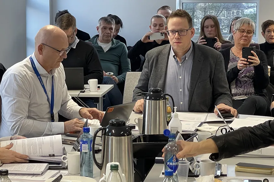 En gruppe mennesker som sitter ved et bord