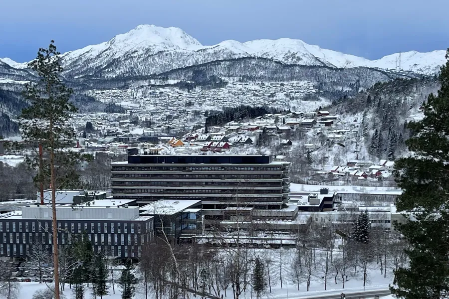 En stor bygning med et snødekt fjell i bakgrunnen med Banff Springs Hotel i bakgrunnen
