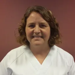 En person med krøllete hår