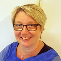 En kvinne som bruker briller