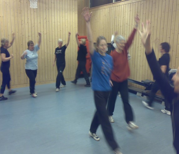 En gruppe mennesker som danser