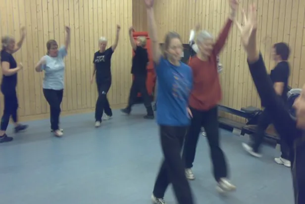 En gruppe mennesker som danser