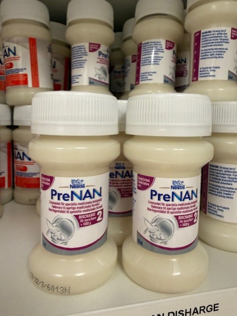 En gruppe glass med hvite etiketter