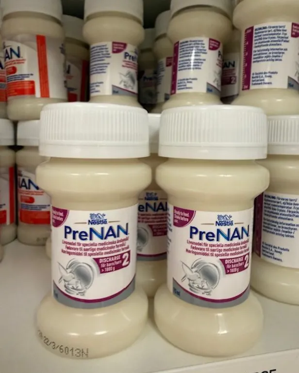 En gruppe glass med hvite etiketter