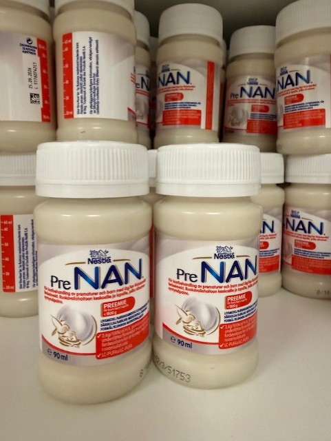 En gruppe glass med hvite etiketter