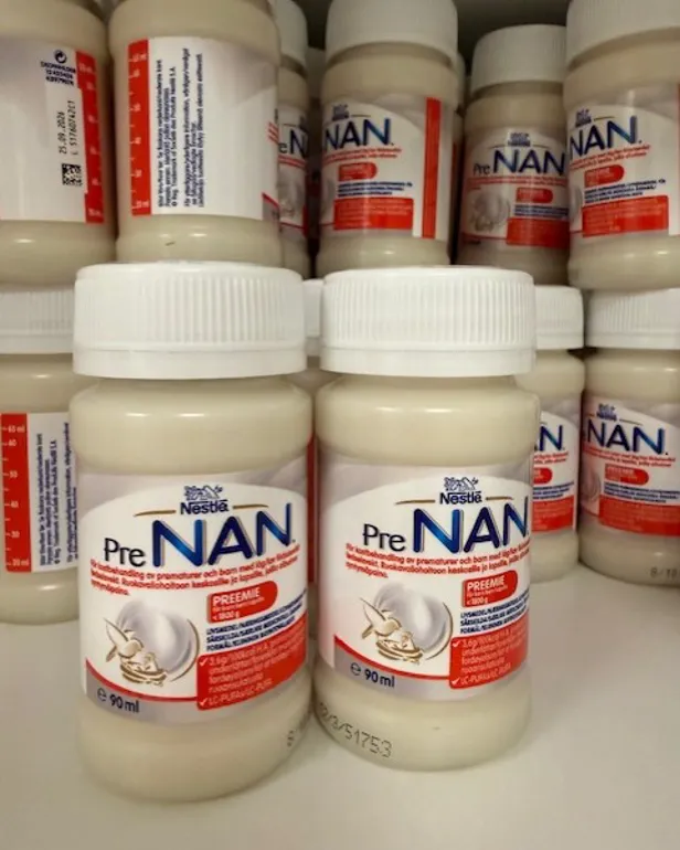 En gruppe glass med hvite etiketter