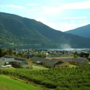 En gruppe bygninger i en dal