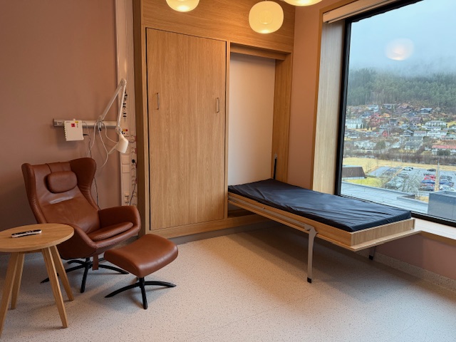 Et rom med seng og stol