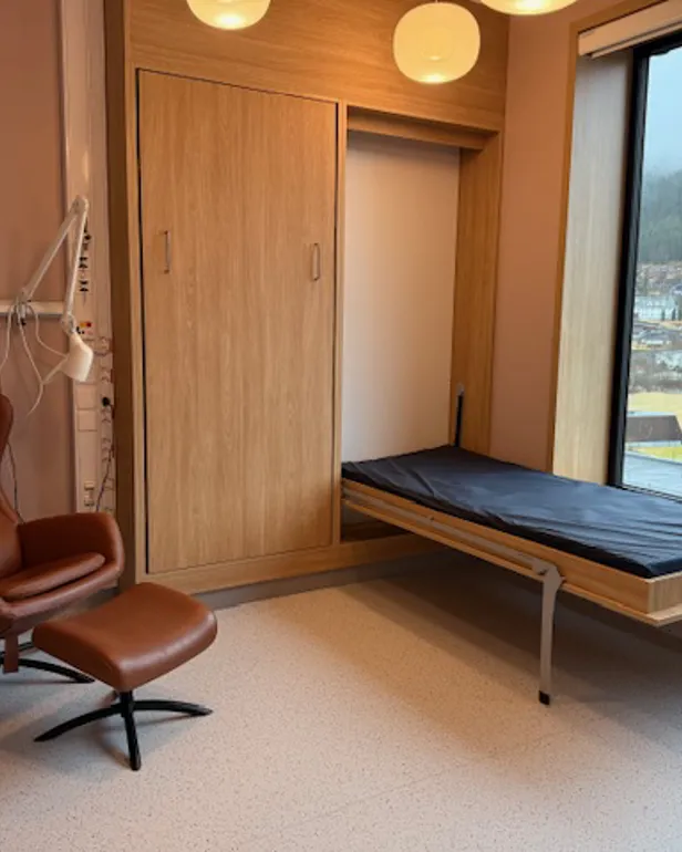 Et rom med seng og stol