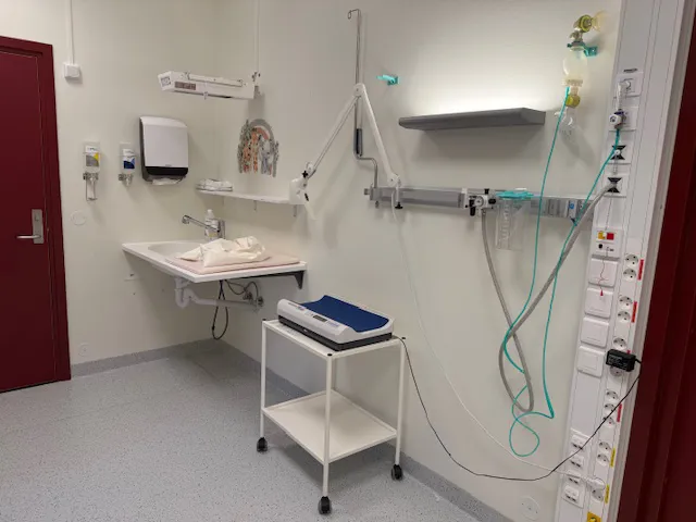 Et sykehusrom med vask og medisinsk utstyr