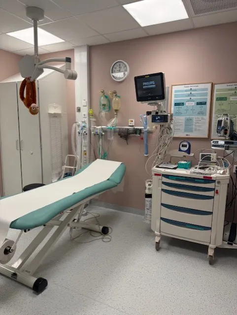 Et sykehusrom med medisinsk utstyr