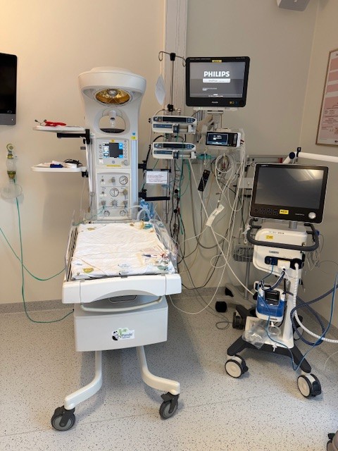 En medisinsk maskin med monitor