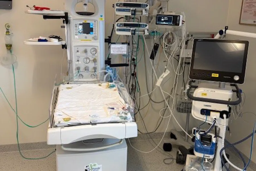 En medisinsk maskin med monitor