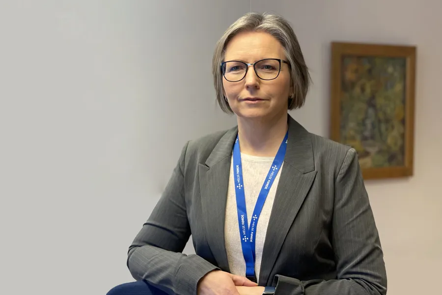 En person som sitter i en stol