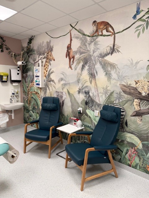 Et rom med stoler og et bord