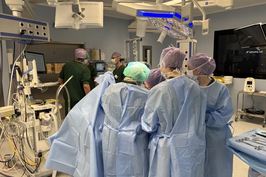 Blåkledde helsepersonell under ein operasjon på sjukehuset