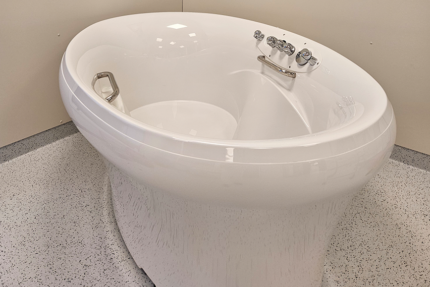 En hvit vask med kran