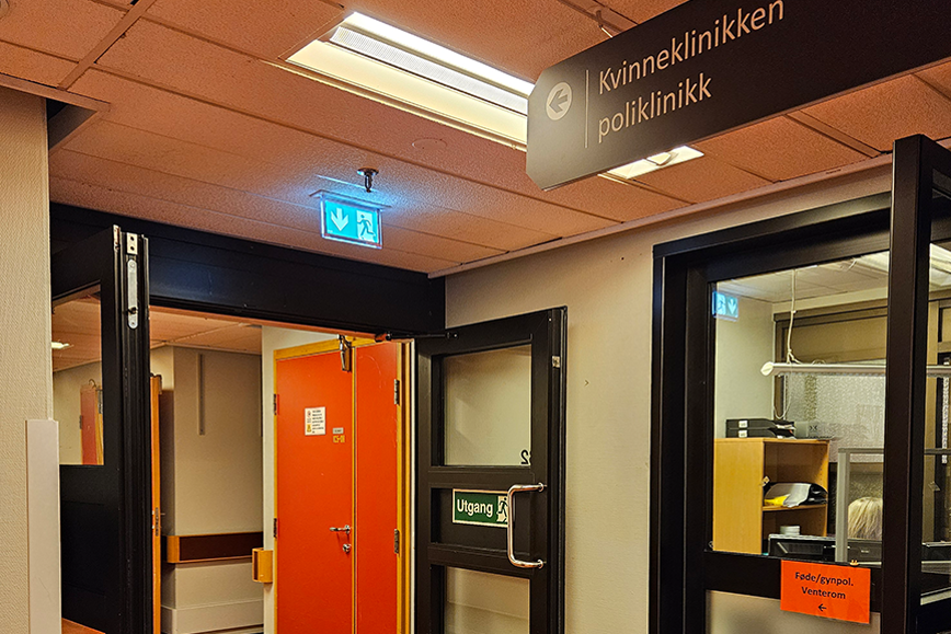 En butikkfront med et skilt over døren