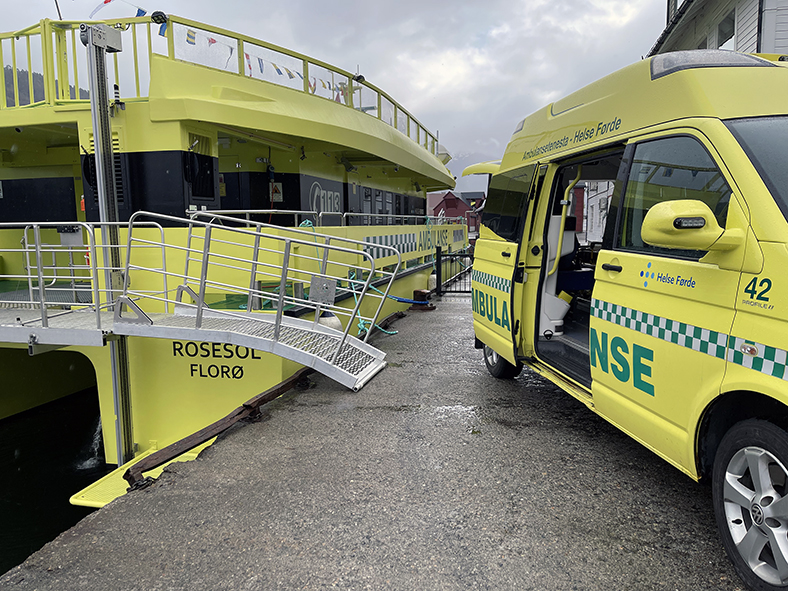 En gul lastebil parkert ved siden av en bygning