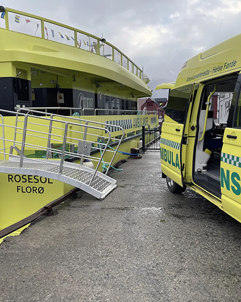 En gul lastebil parkert ved siden av en bygning