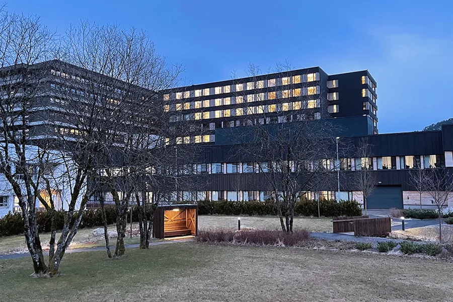 En bygning med en stor glassfront