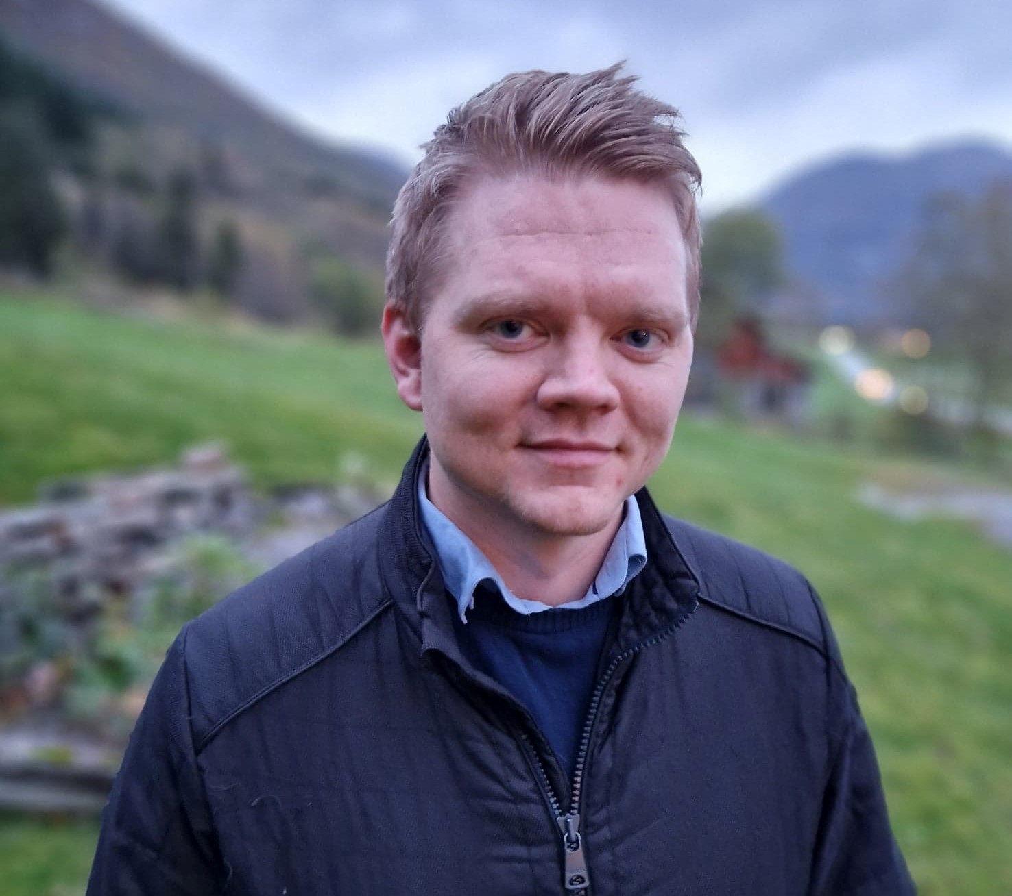 En mann som står utenfor