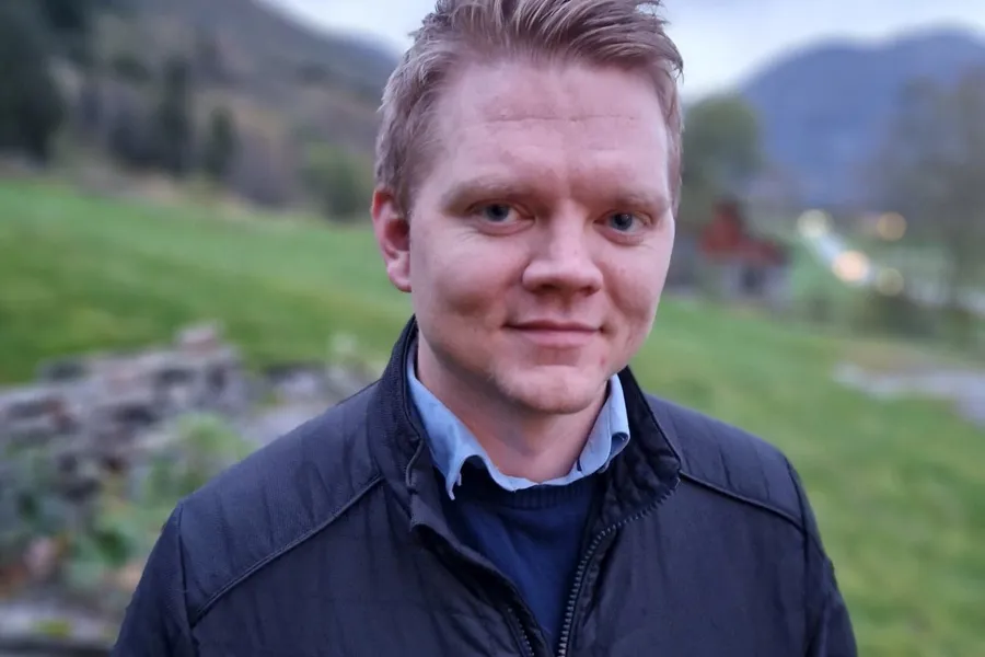 En mann som står utenfor