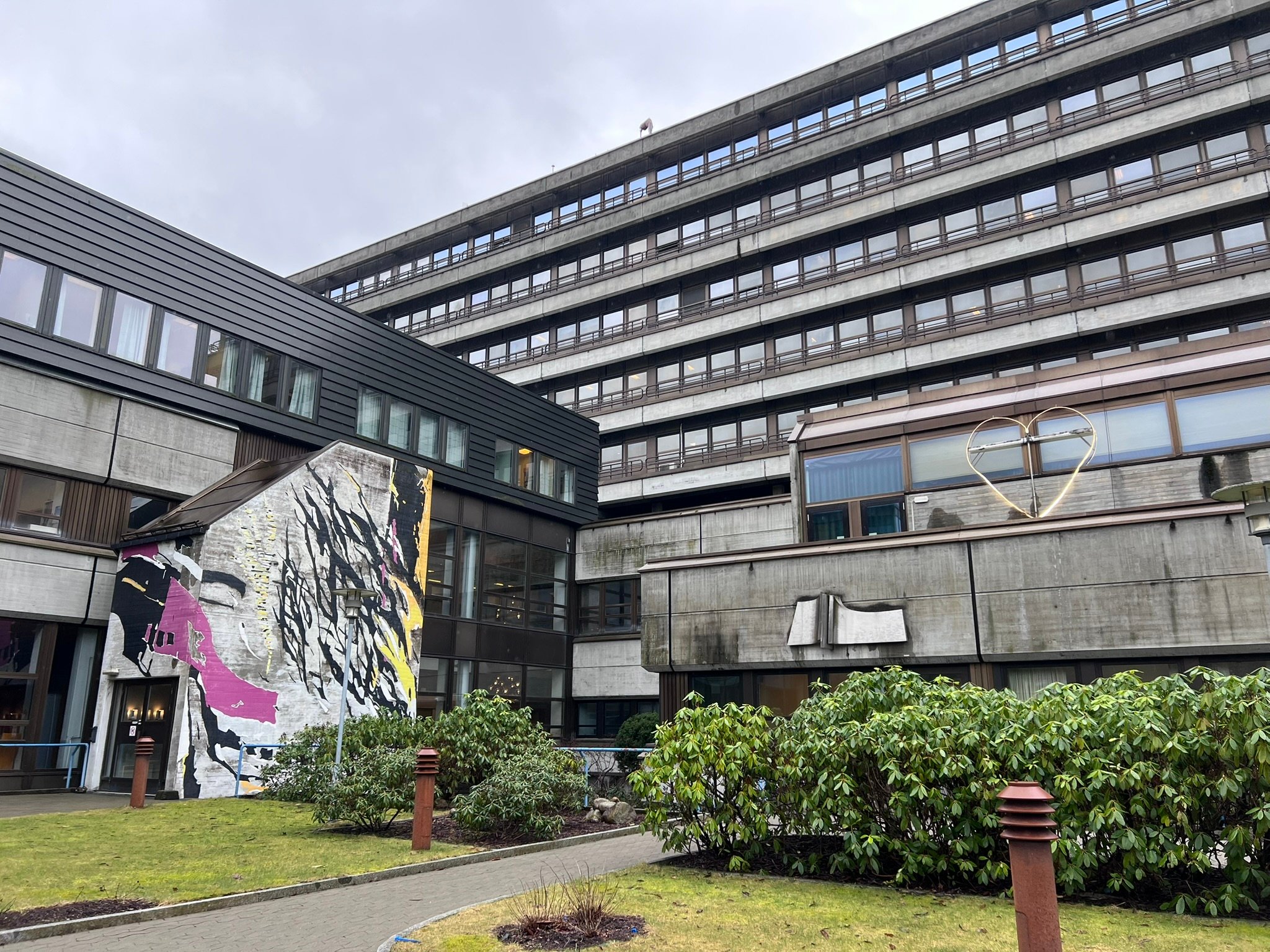 En bygning med stor glassfasade