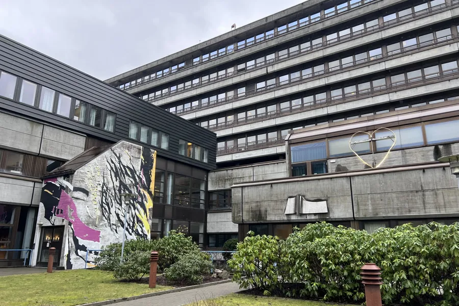 En bygning med stor glassfasade