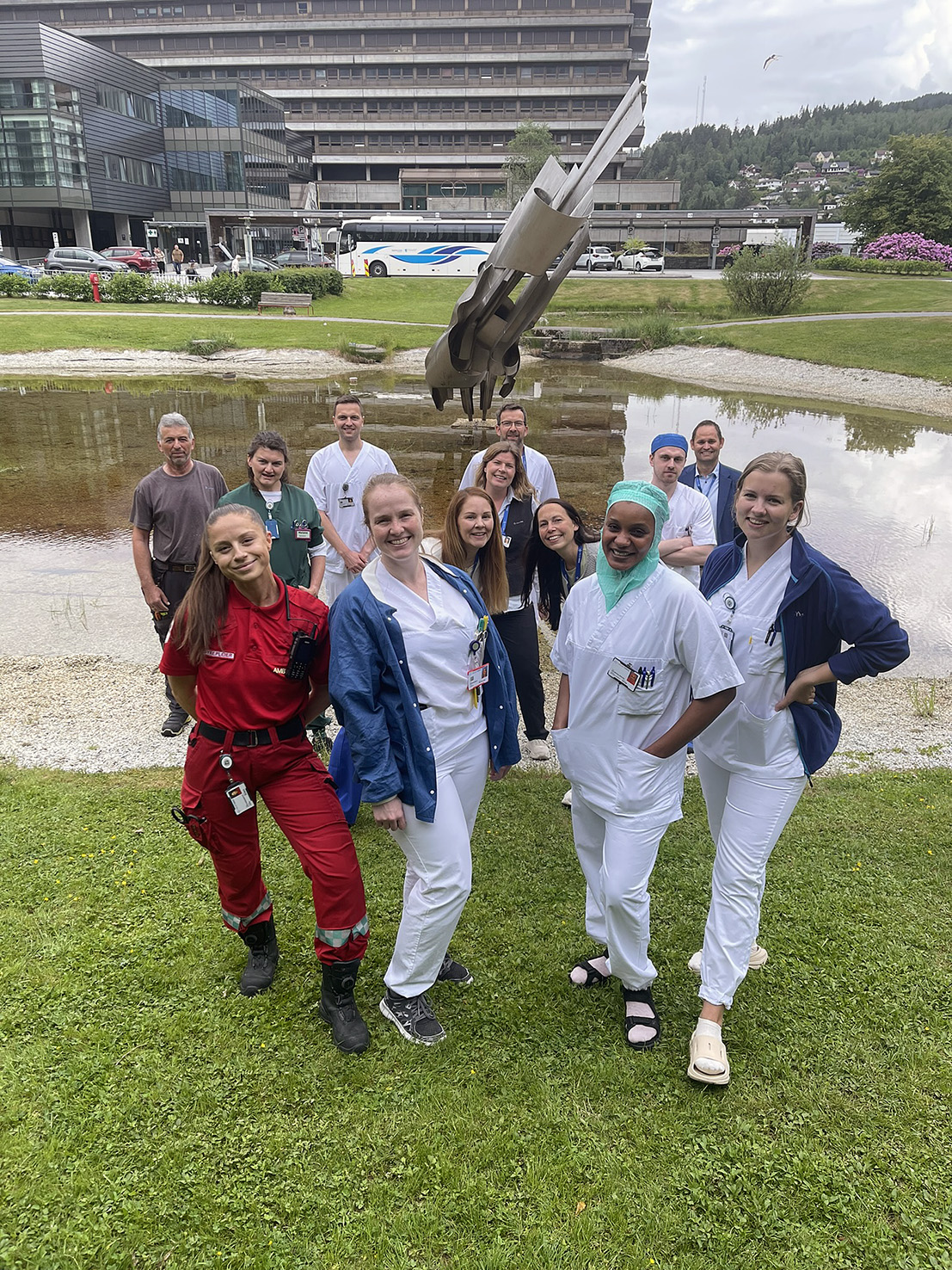 En gruppe mennesker som poserer for et bilde foran et fly